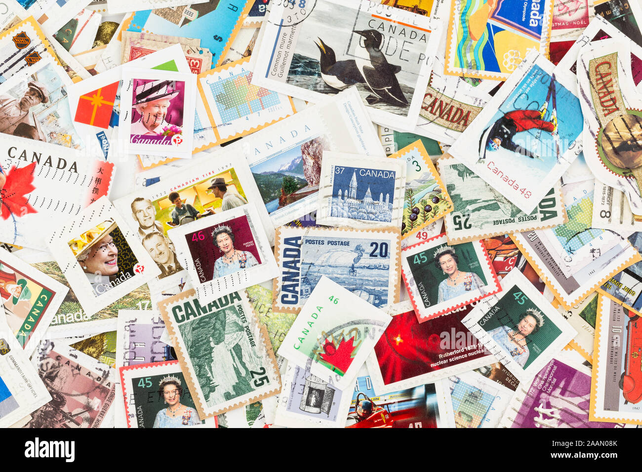 SEATTLE WASHINGTON - Novembre 22, 2019: sfondo di sparsi utilizzati, vecchi e nuovi, canadese di francobolli su carta. Foto Stock