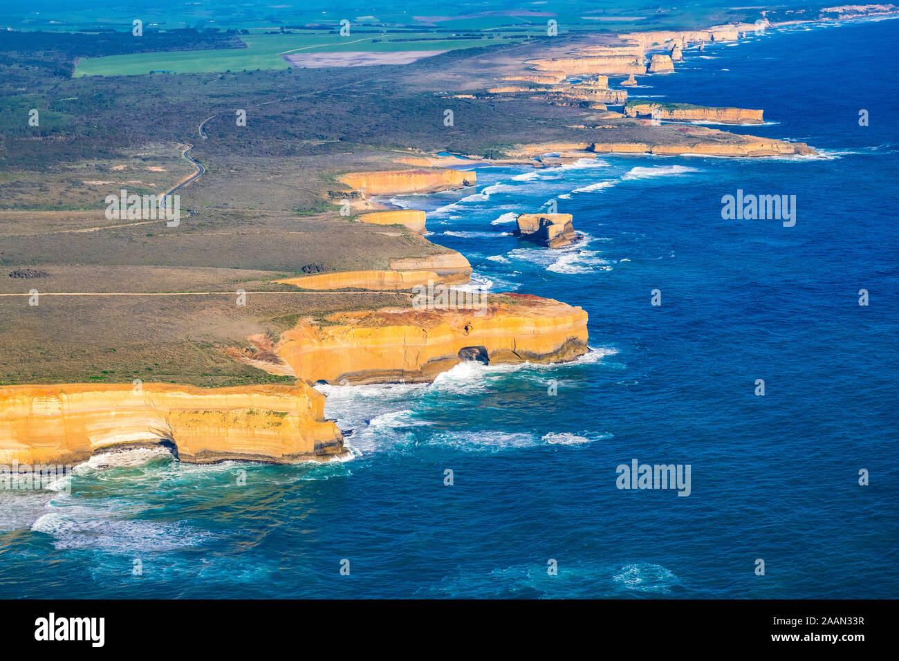 Panoramica vista aerea dei dodici apostoli costa al Parco Nazionale di Port Campbell, Victoria, Australia Foto Stock