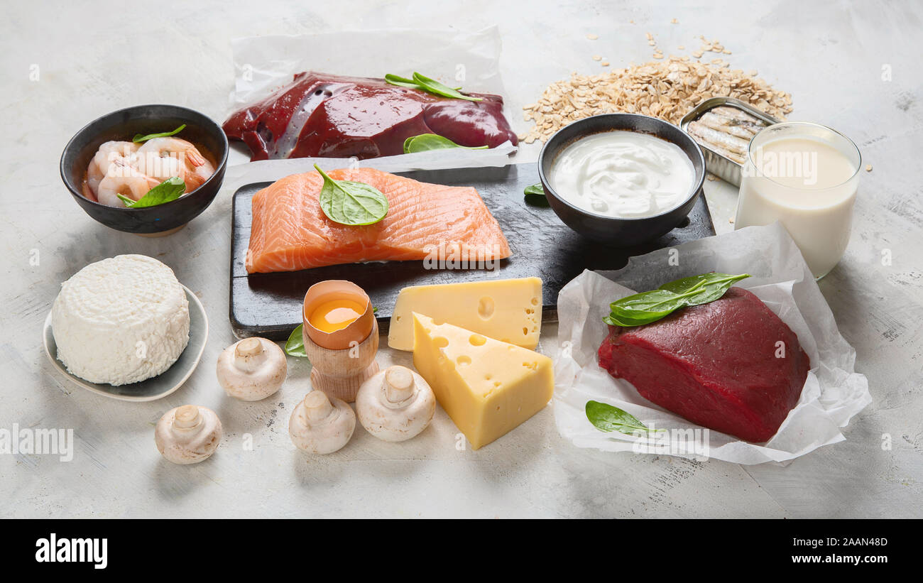 Fonti naturali di vitamina B12 (cobalamina) per la normalizzazione del sonno; garantire la normale funzione cerebrale; sostenere il sistema respiratorio; alzheimer' Foto Stock