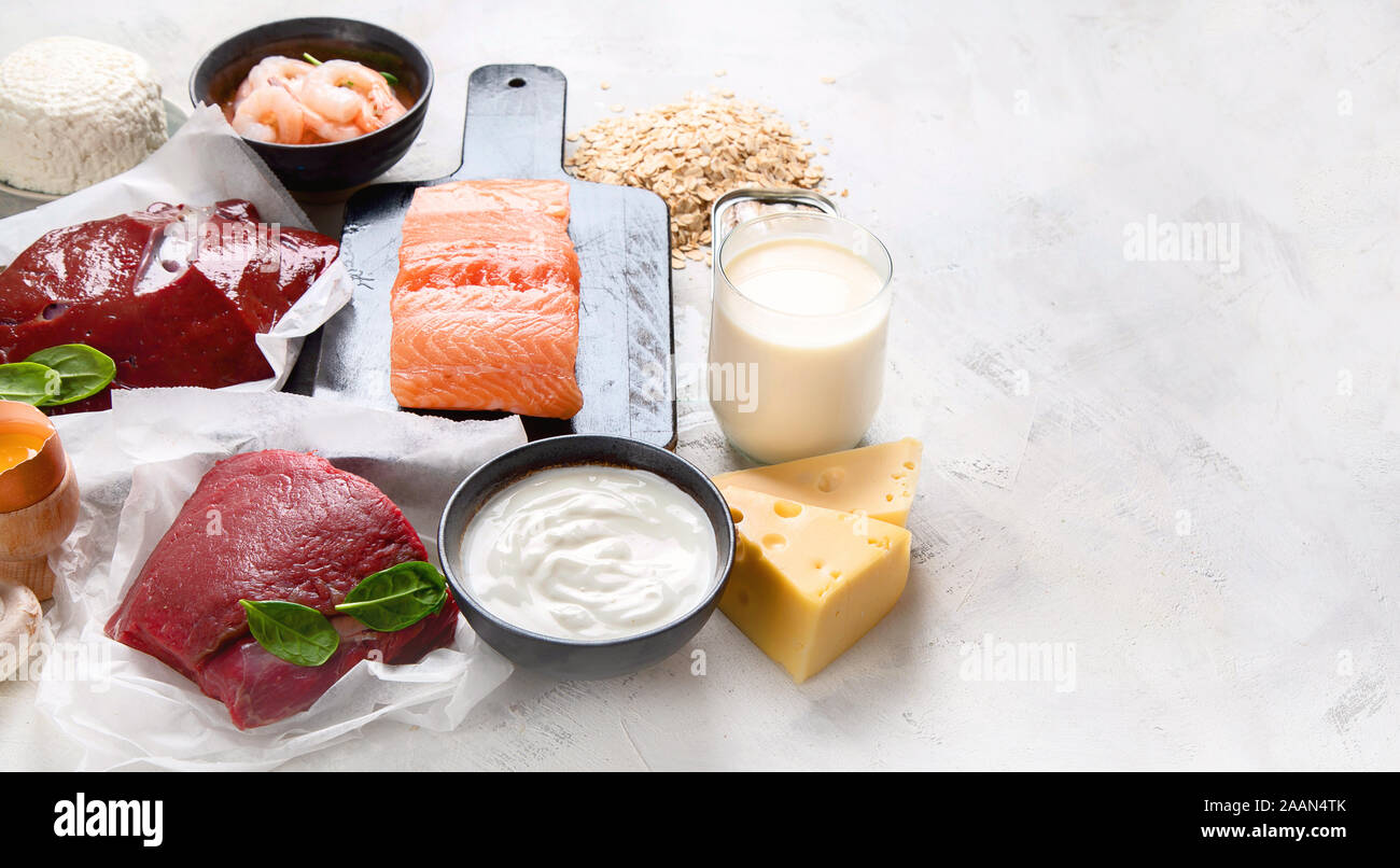 Fonti naturali di vitamina B12 (cobalamina) per la normalizzazione del sonno; garantire la normale funzione cerebrale; sostenere il sistema respiratorio; alzheimer' Foto Stock