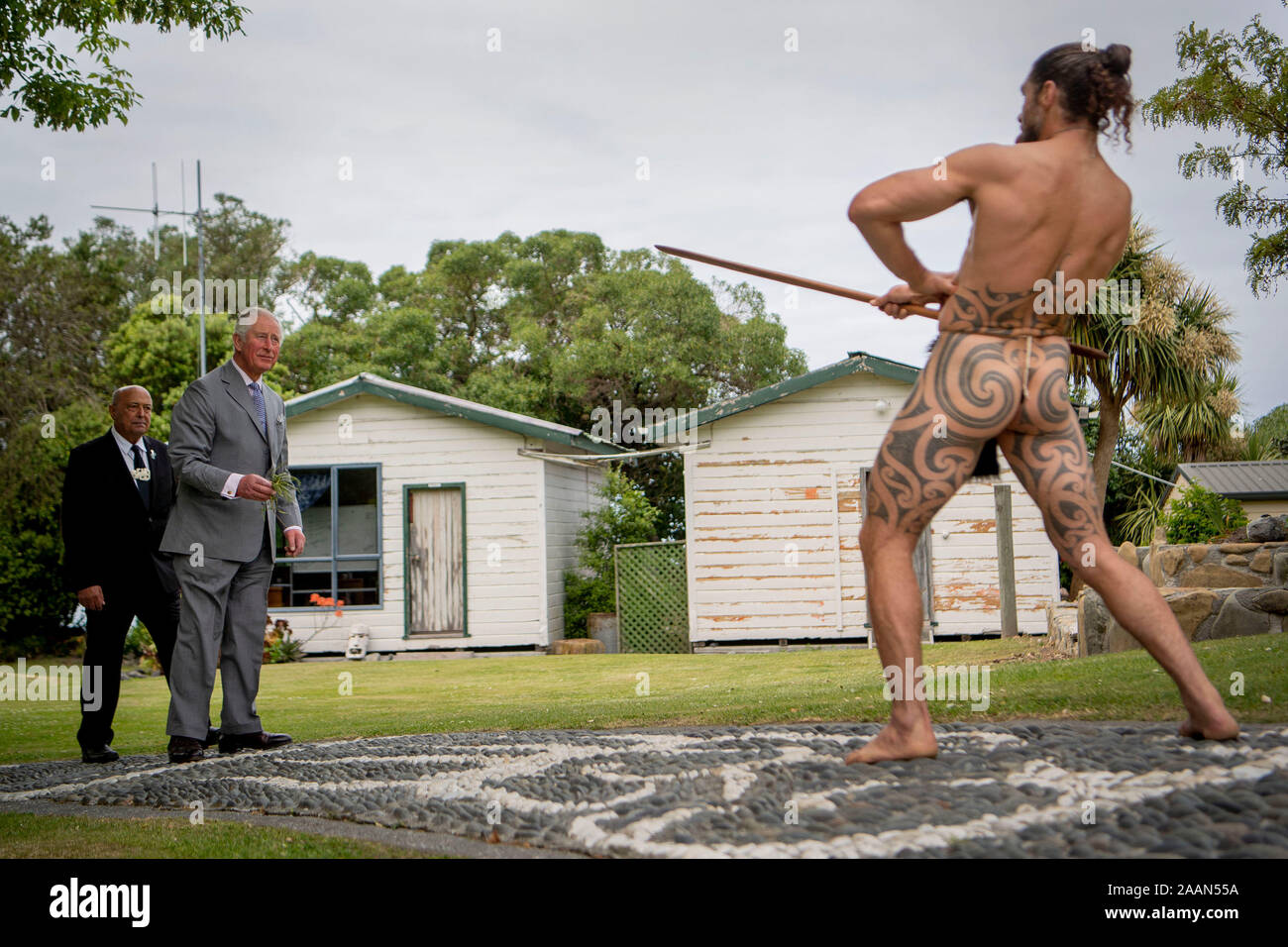 Il Principe di Galles prende parte in Maori sfida durante una visita a Takahanga Marae in Kaikoura, il settimo giorno del royal visita in Nuova Zelanda. Foto di PA. Picture Data: Sabato 23 Novembre, 2019. Vedere PA storia ROYALS Charles. Foto di credito dovrebbe leggere: Victoria Jones/filo PA Foto Stock