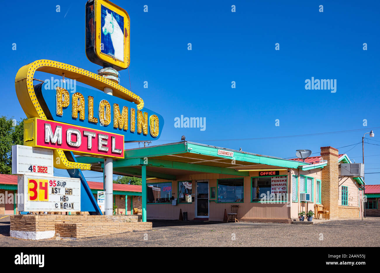 Tucumcari, Nuovo Messico, Stati Uniti d'America. Maggio 14, 2019. Il Palomino Motel è un edificio storico sul percorso 66 che invita i viaggiatori a ottenere il resto in un tradizionale Foto Stock