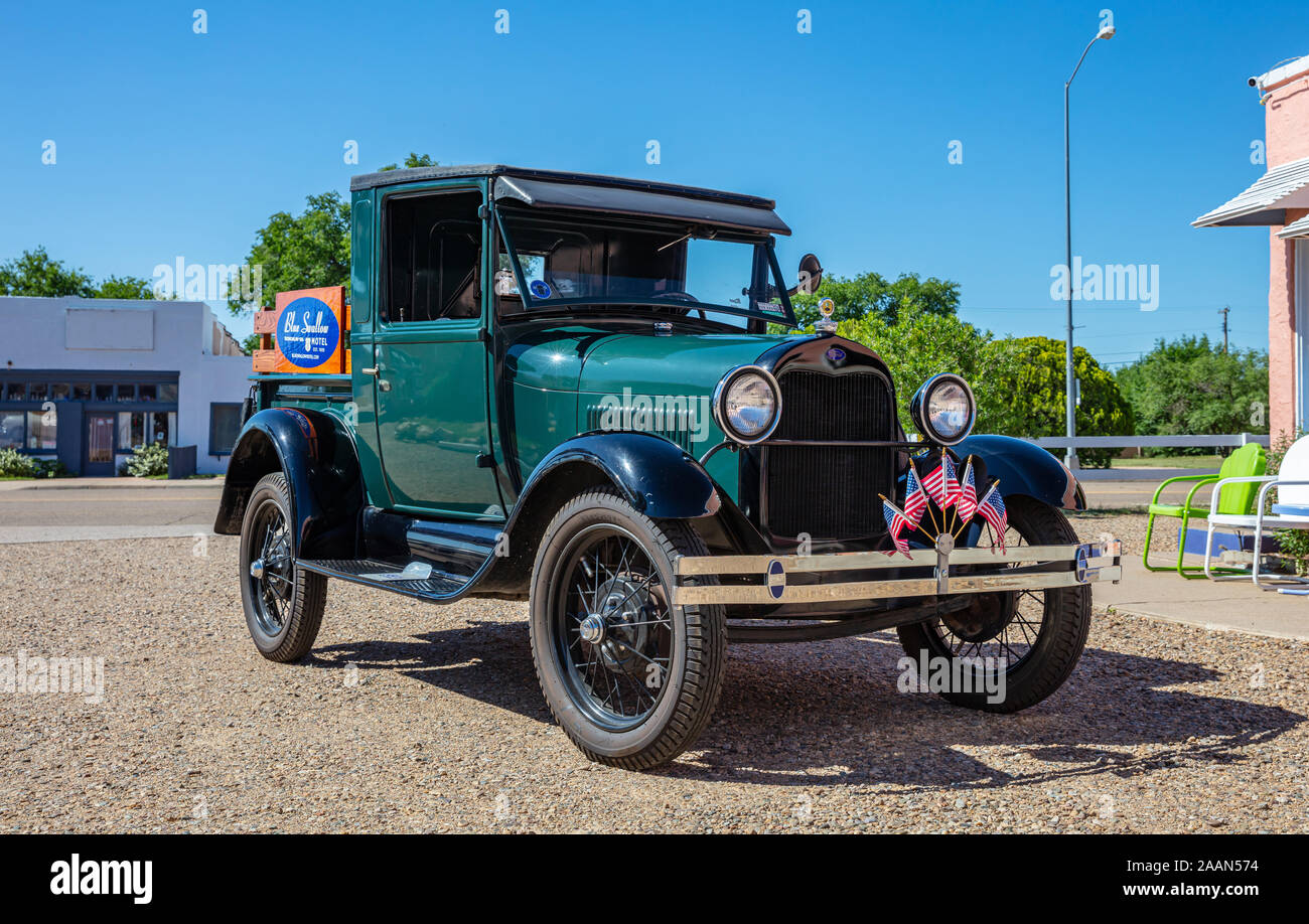 Tucumcari, Nuovo Messico, Stati Uniti d'America. Maggio 14, 2019. Rinnovato, Verde Metalizzato, carrello retrò, come attrazione, pubblicità blue swallow motel accanto alla madre road, Foto Stock