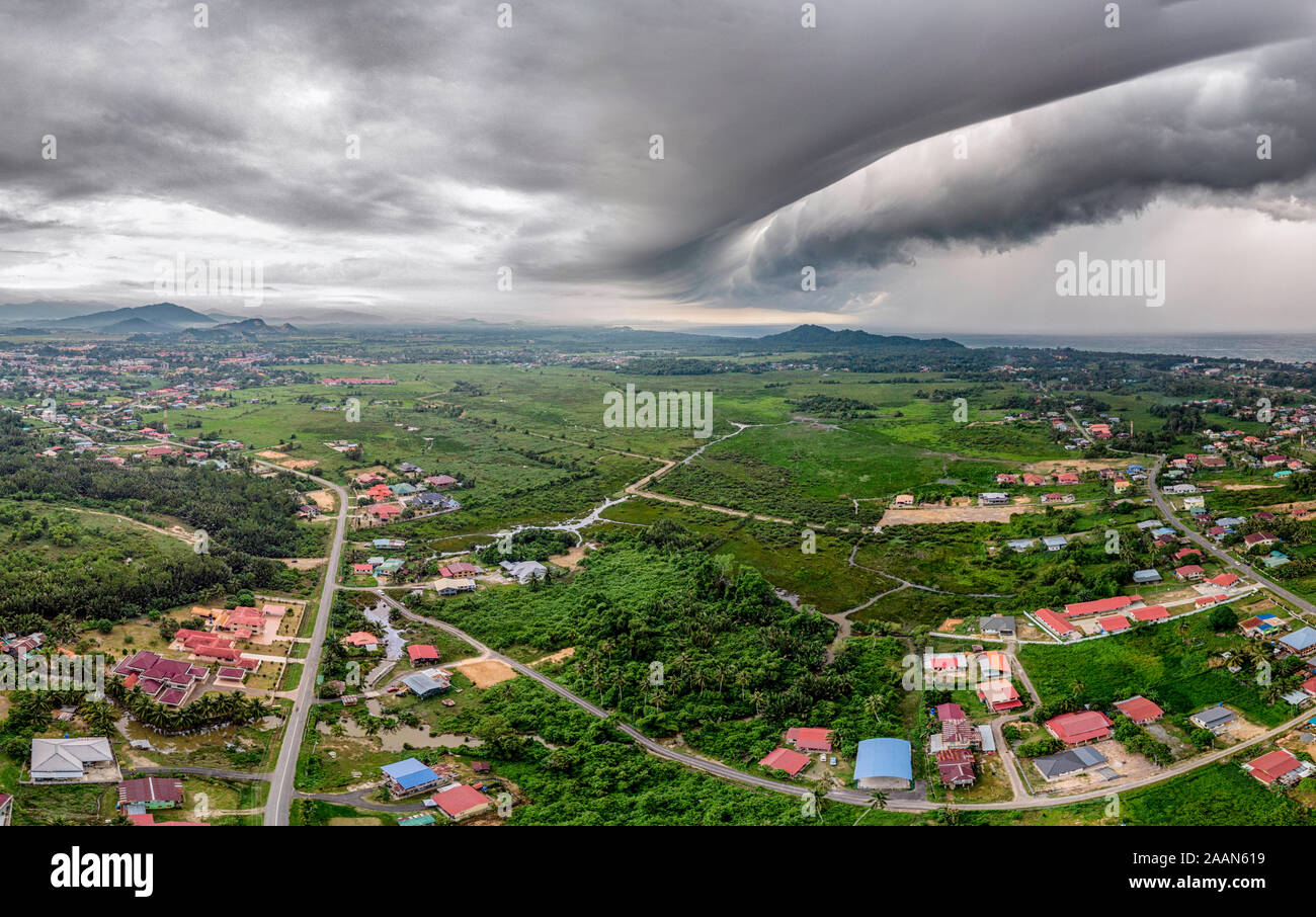 Arcus nuvole sopra Papar, Sabah. Una nuvola di Arcus è un basso, orizzontale la formazione di nube, di solito appaiono come un accessorio cloud per un cumulonimbus. Foto Stock