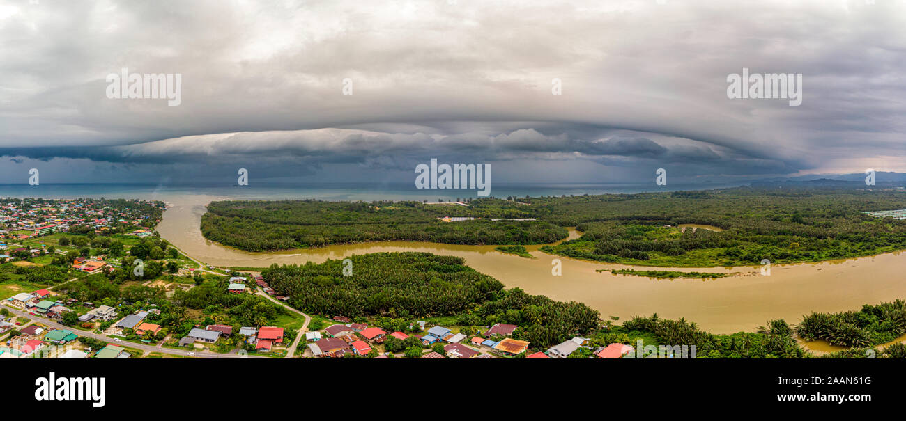 Arcus nuvole sopra Papar, Sabah. Una nuvola di Arcus è un basso, orizzontale la formazione di nube, di solito appaiono come un accessorio cloud per un cumulonimbus. Foto Stock