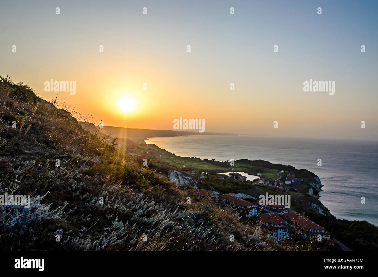 Alberghi di verde Thracian scogliere vicino al Mar Nero, percorso roccioso sul mare, il tramonto. Foto Stock