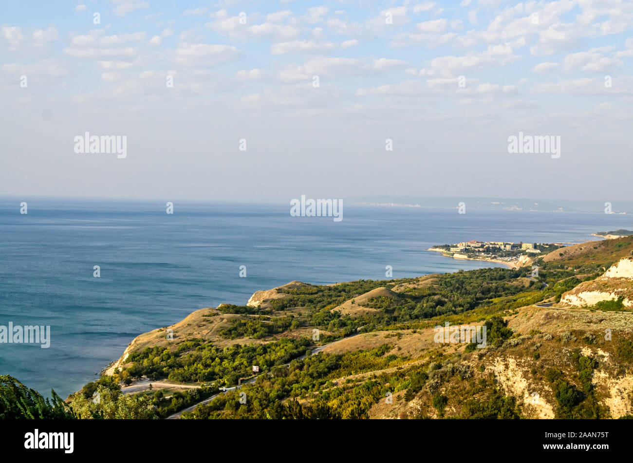 Alberghi di verde Thracian scogliere vicino al Mar Nero, percorso roccioso sul mare. Foto Stock