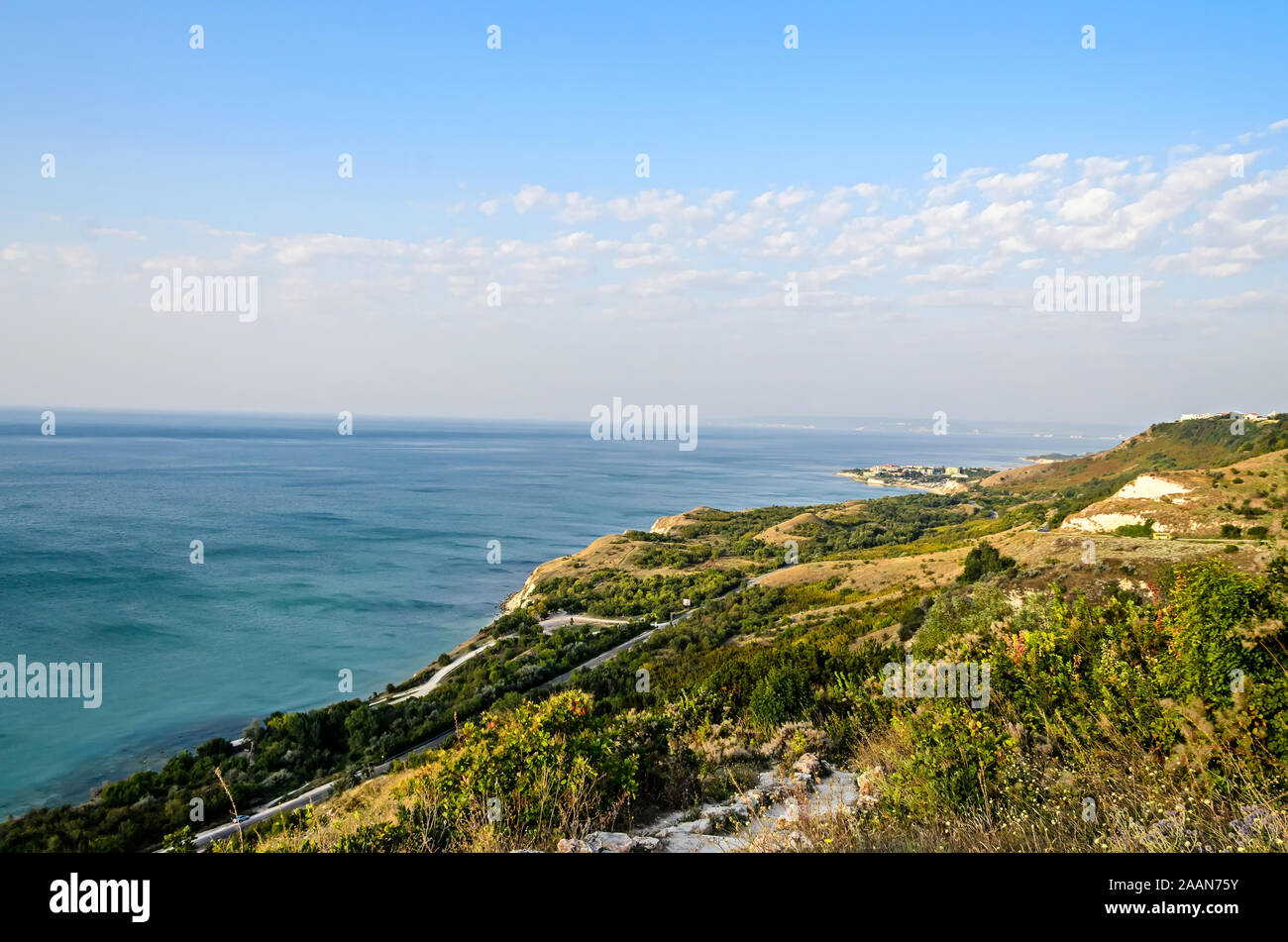 Alberghi di verde Thracian scogliere vicino al Mar Nero, percorso roccioso sul mare. Foto Stock