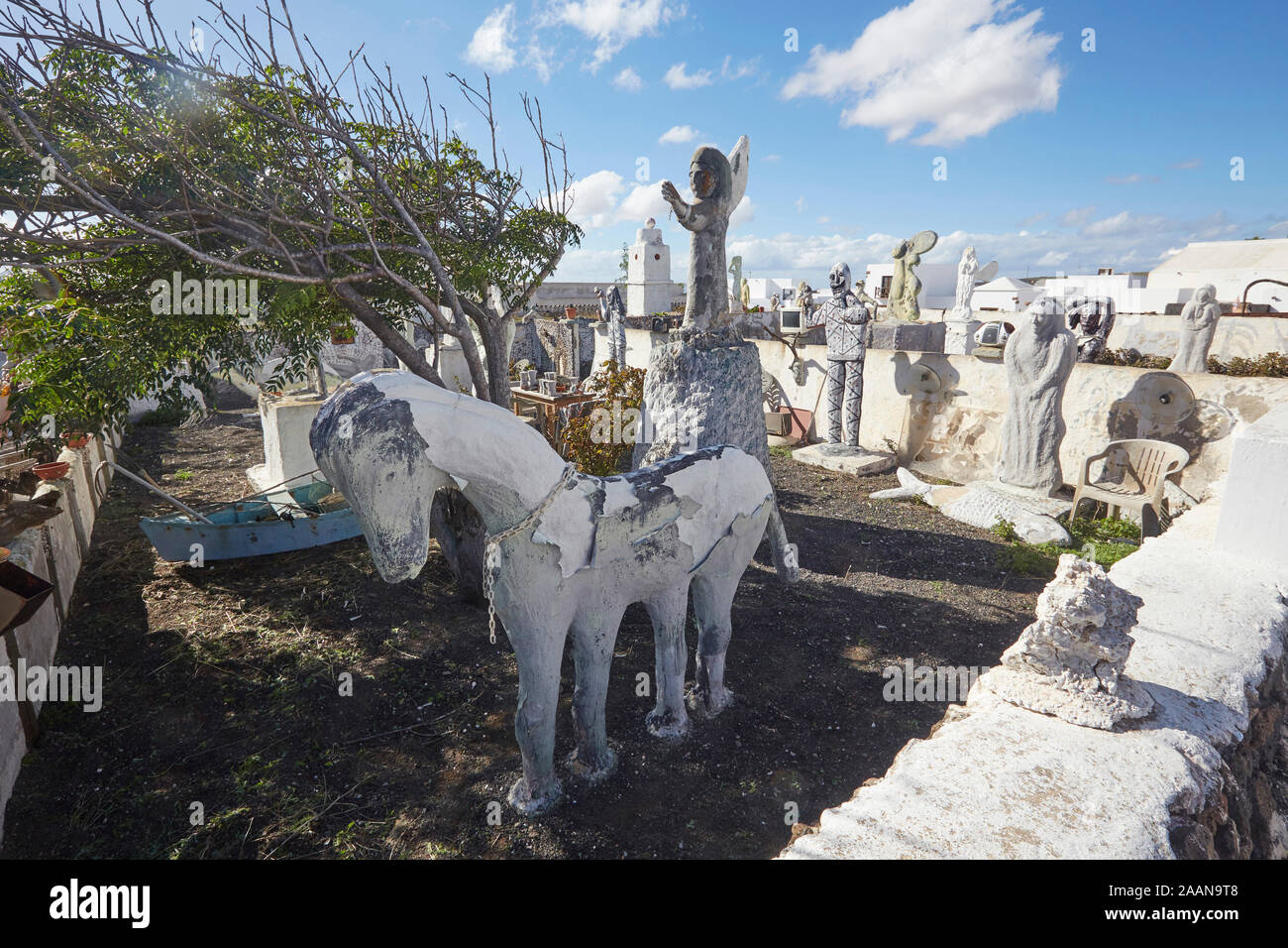 Arte giardino statue, punto oscuro di orrore arte moderna, Villa de Teguise, Lanzarote, Spagna Foto Stock