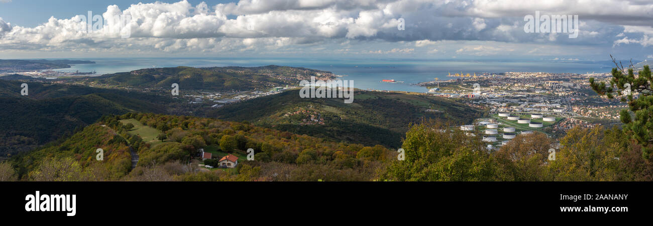 Foto panoramica. Baia di Capodistria e il golfo di Trieste per la stessa foto. Questa foto è stata scattata nel periodo autunnale da hill Socerb. Foto Stock