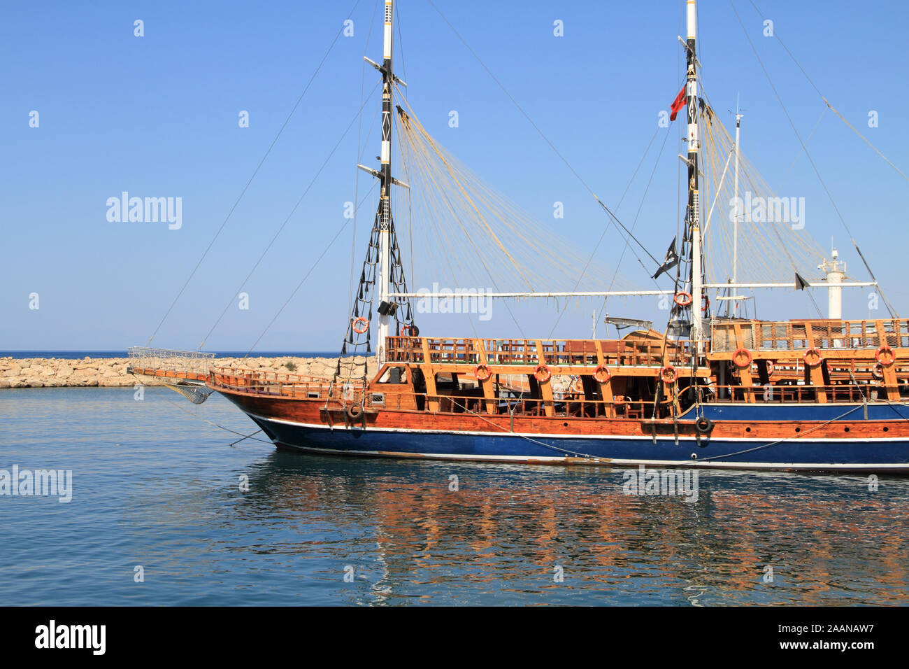 Una nave a vela con i turisti nel porto Foto Stock