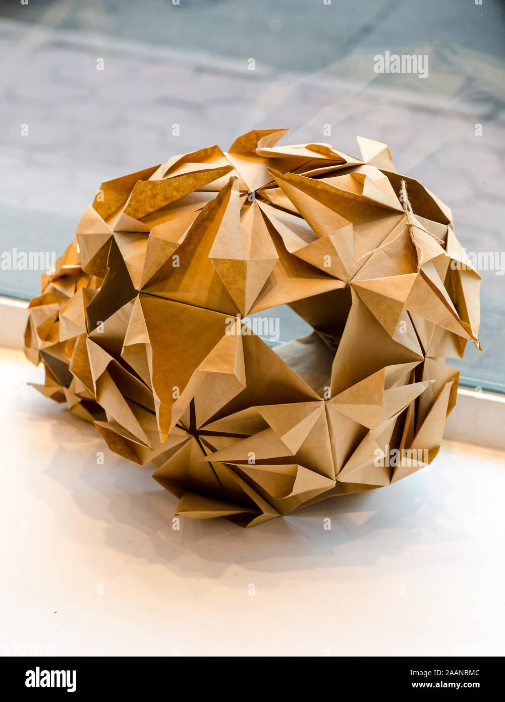 Primo piano origami palla fatta di carta marrone Foto stock - Alamy