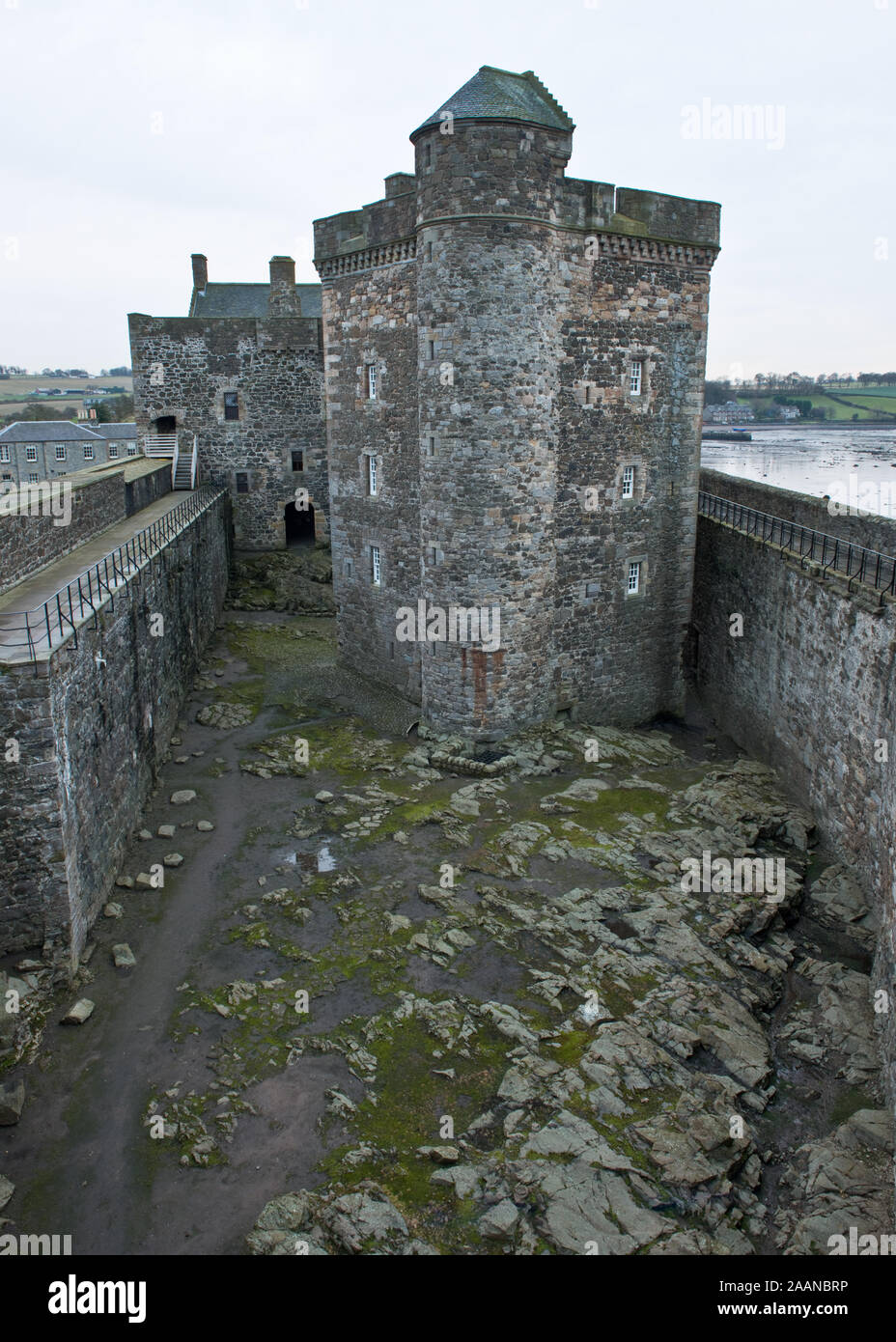 Il cortile e la torre centrale del castello di nerezza. Situato sulla rive estuario del Firth of Forth. Foto Stock