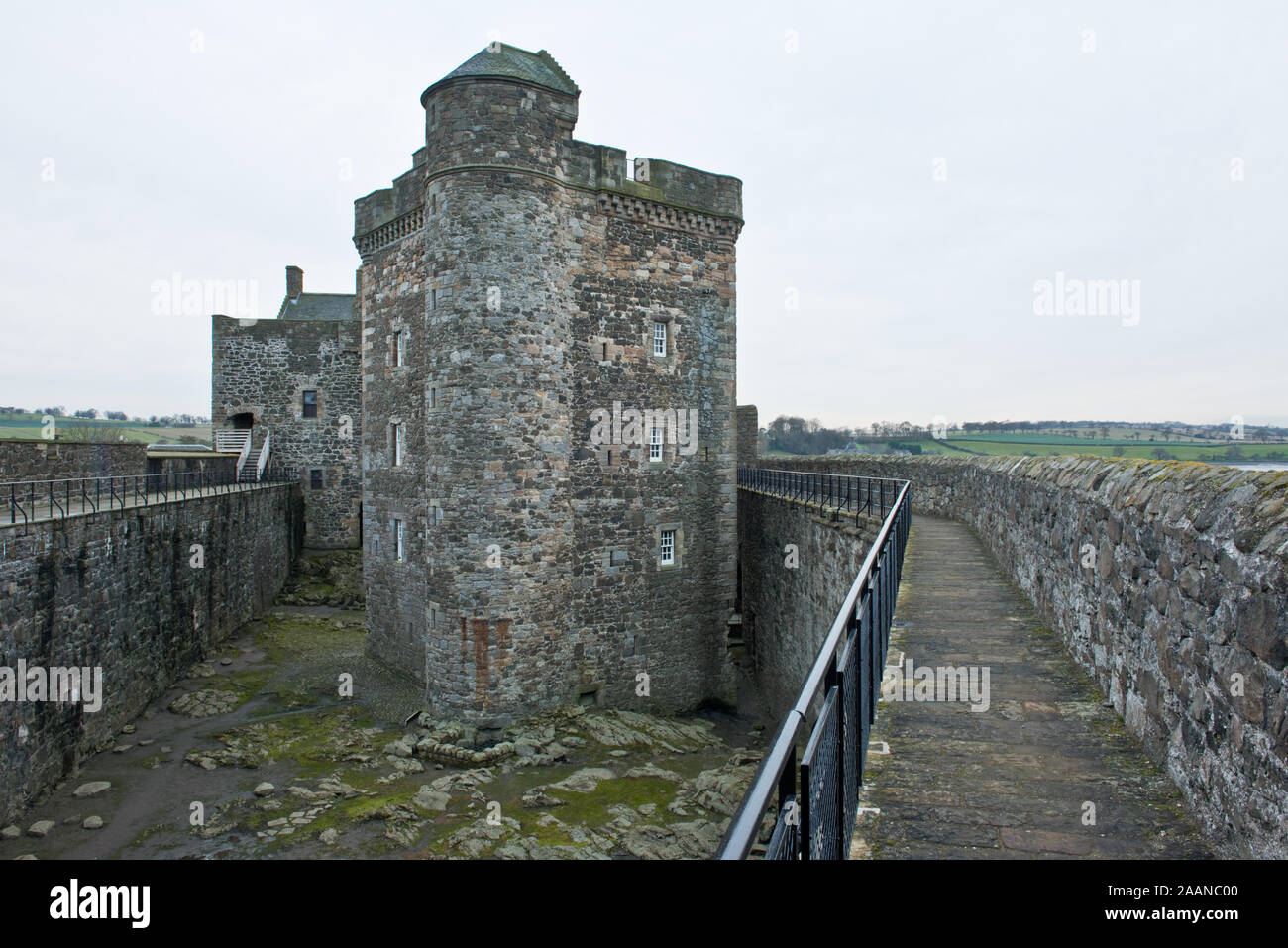 Il cortile e la torre centrale del castello di nerezza. Situato sulla rive estuario del Firth of Forth. Foto Stock