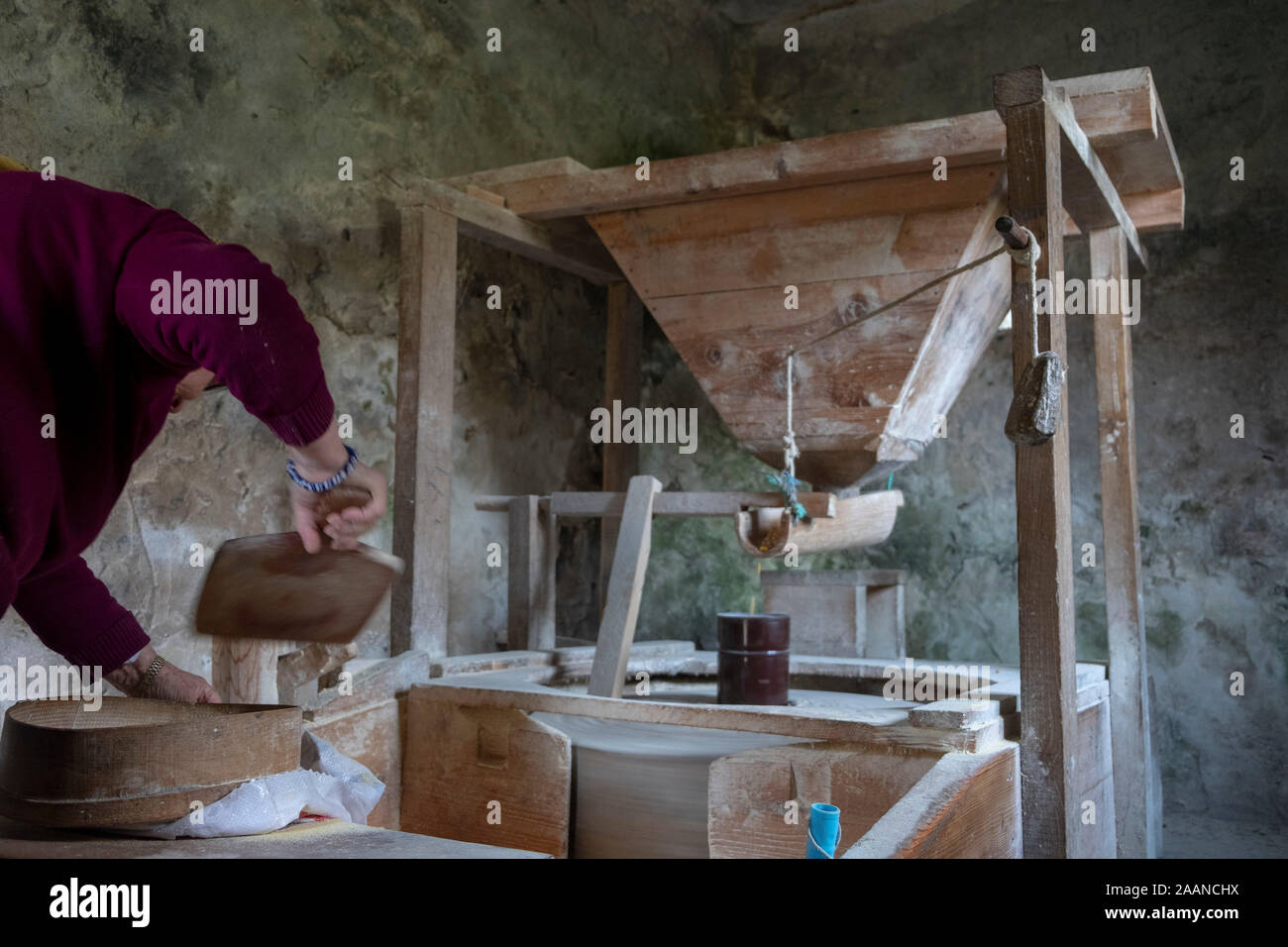 Vecchia donna macinazione di mais in un vecchio mulino ad acqua tonya trabzon Foto Stock