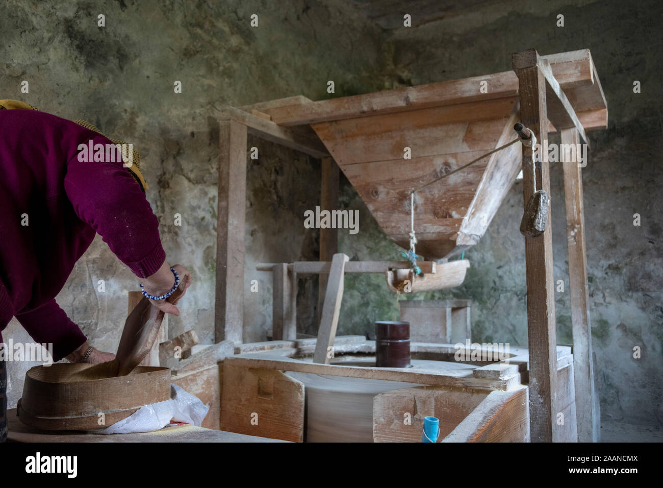 Vecchia donna macinazione di mais in un vecchio mulino ad acqua tonya trabzon Foto Stock