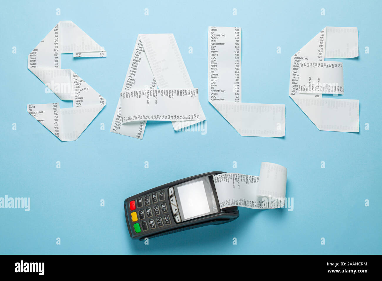 La vendita della carta bill e pic terminale per il pagamento su uno sfondo blu. Foto Stock