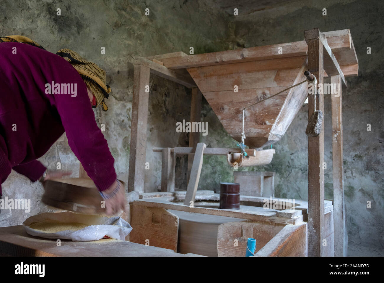 Vecchia donna macinazione di mais in un vecchio mulino ad acqua tonya trabzon Foto Stock