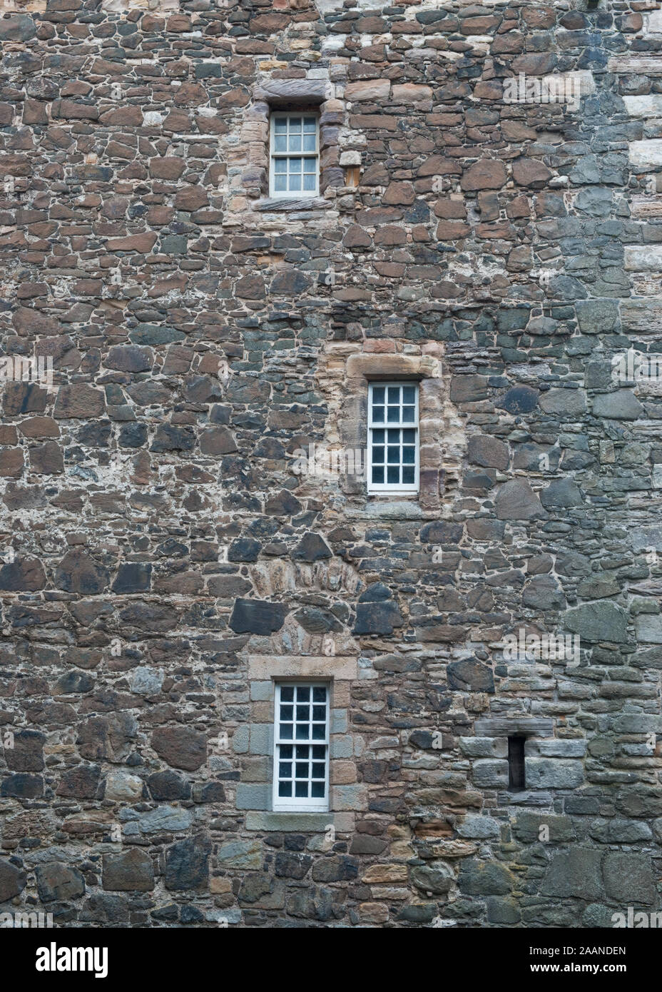 Windows della torre centrale del castello di nerezza. Situato sulla rive estuario del Firth of Forth. Foto Stock
