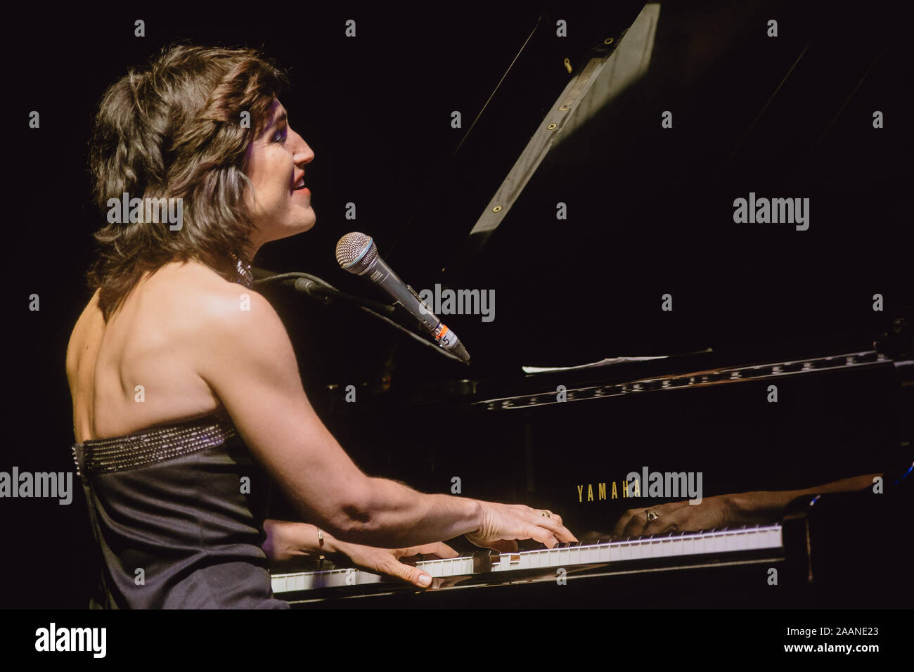 Torino, Italia 22 novembre 2019 American pop artista jazz Joan come una donna di polizia si esibisce dal vivo a Torino Foto Stock