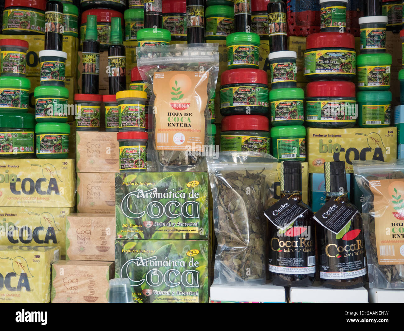 Bogotà - Colombia, 2 novembre 2019 - Prodotti di coca venduto in un mercato di Bogotá Colombia Foto Stock