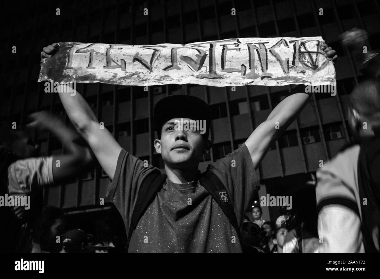 "Pacifica cacerolazo' protestare un giorno dopo la nationwide strike in Cali, Colombia, giovedì, nov. 21, 2019. Foto Stock