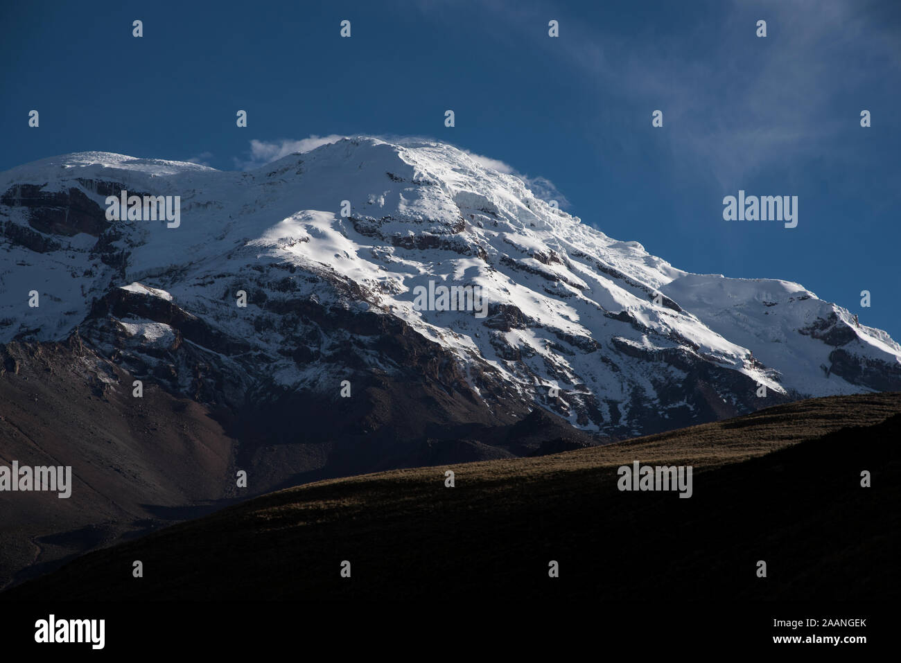 6263 metro alto, ricoperti di ghiaccio Vulcano Chimborazo è la vetta più alta in Ecuador. Foto Stock