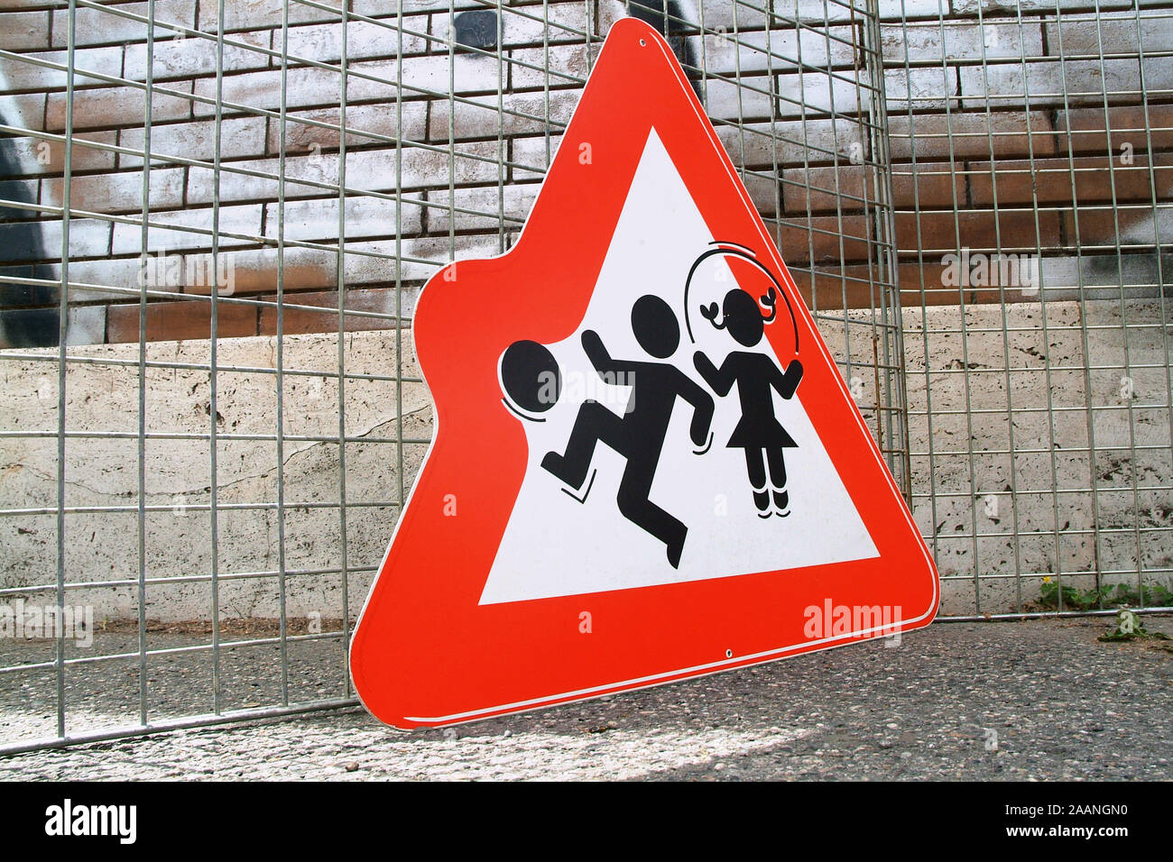 Cartello stradale che indica i giochi per i bambini sul sottofondo stradale Foto Stock