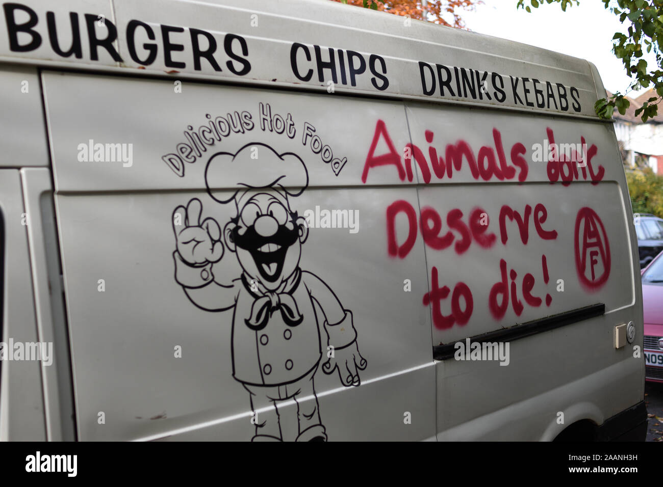 Londra/UK - Nov 20 2019: Animal Liberation Front graffiti su burger van Foto Stock