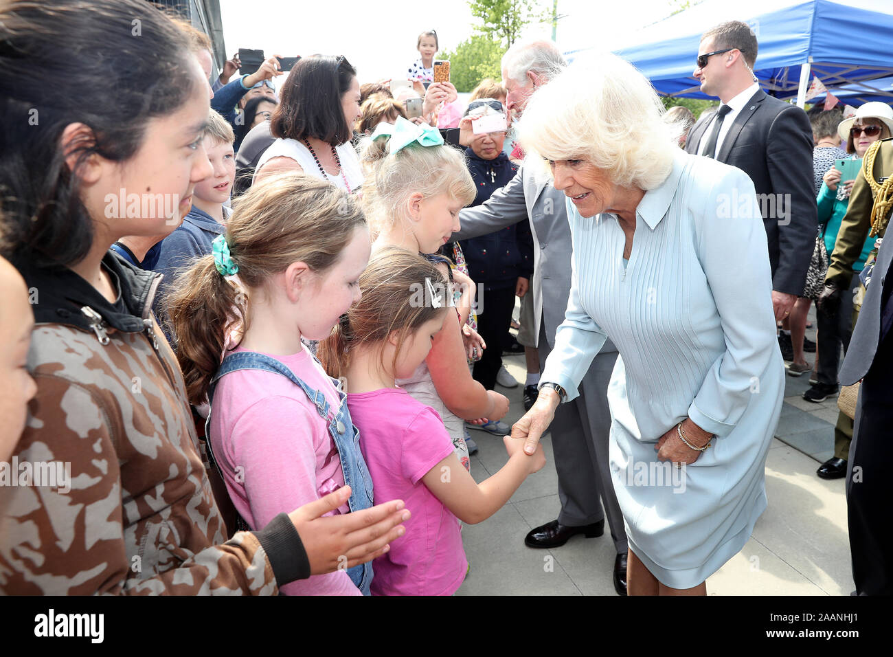 Il Principe di Galles e la duchessa di Cornovaglia durante una visita a Lincoln Farmers Market in Christchurch, il settimo giorno del royal visita in Nuova Zelanda. Foto Stock