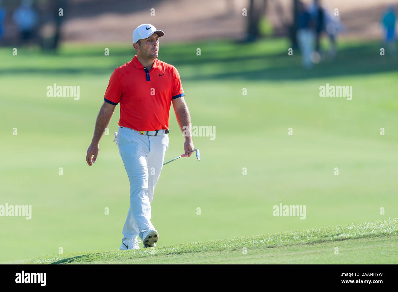 Dubai, EAU. 23 Nov 2019. Francesco Molinari di Italia di corsa a lunghe falcate al primo green in 3 round durante il DP World Tour Championship con Jumeirah Golf Estates, Dubai, UAE il 22 novembre 2019. Foto di concedere l'inverno. Solo uso editoriale, è richiesta una licenza per uso commerciale. Nessun uso in scommesse, giochi o un singolo giocatore/club/league pubblicazioni. Credit: UK Sports Pics Ltd/Alamy Live News Foto Stock