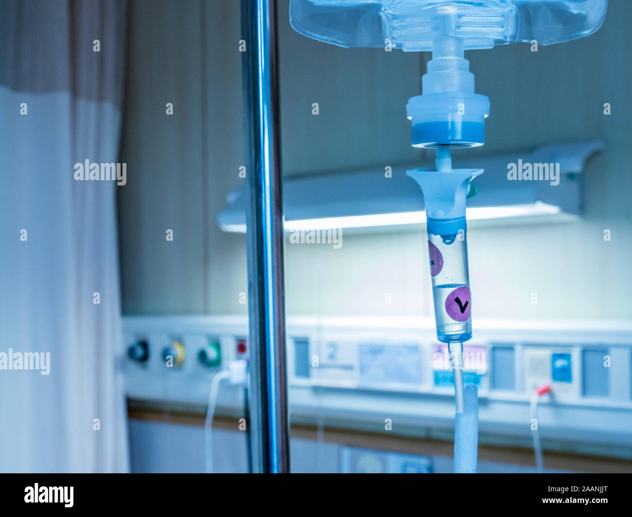 IV fleboclisi di soluzione salina nella stanza di ospedale per il paziente Foto Stock