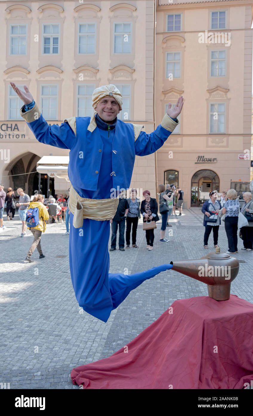 Un busker vestito come un genie, pone per le foto con i turisti e chiede una donazione. Nella Città Vecchia di Praga, Repubblica Ceca. Foto Stock