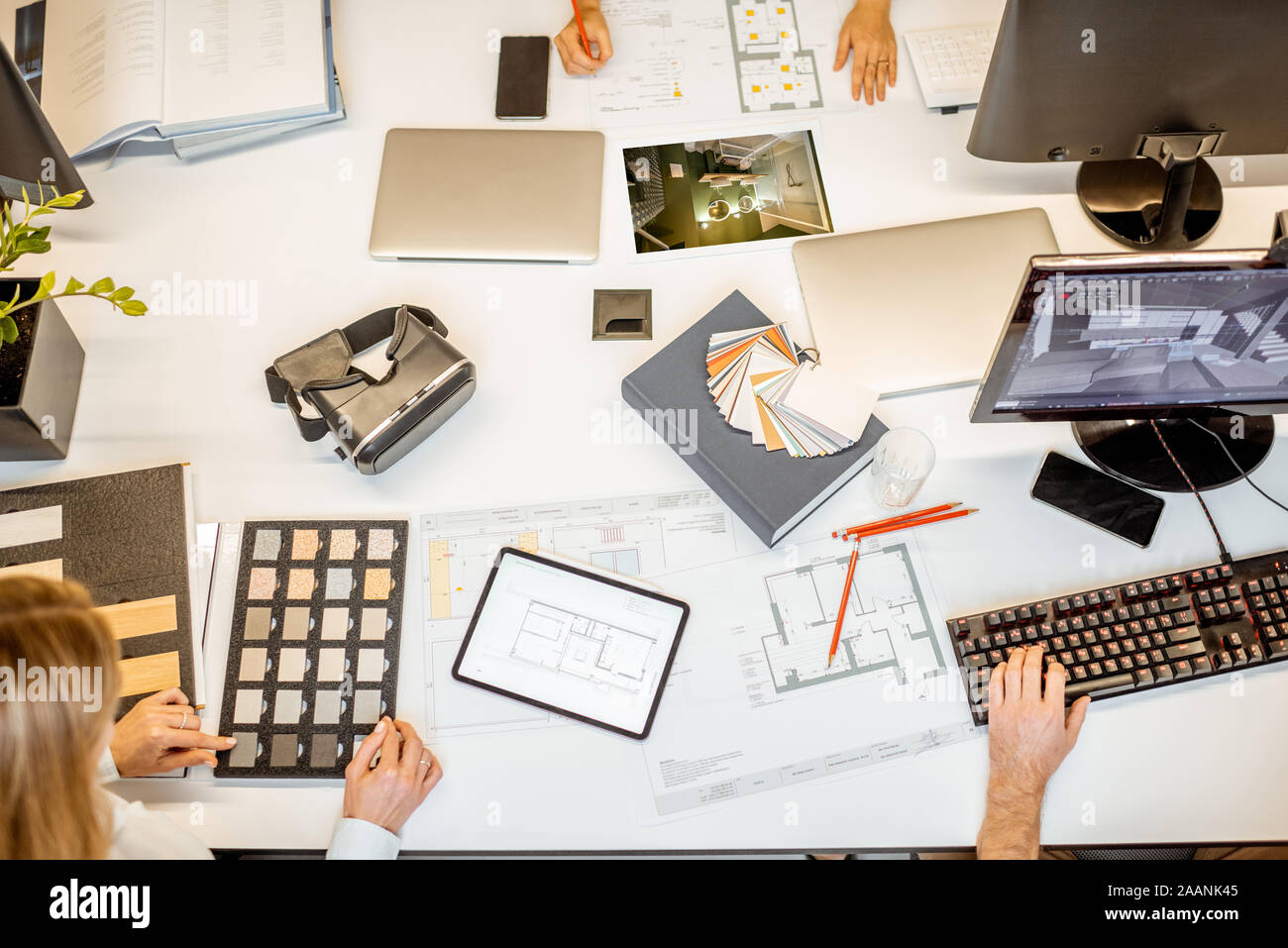Posto di lavoro creativo di designer o architetto, la progettazione di interni. Vista dall'alto sul tavolo con vari disegni di architettura, computer e forniture per ufficio Foto Stock