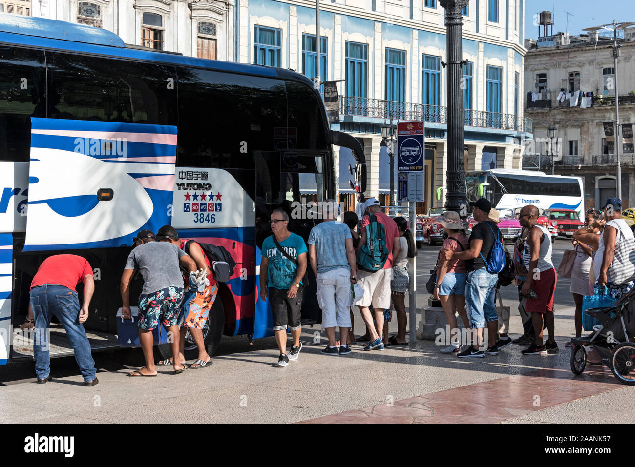 Un gruppo di turisti di salire a bordo di un pullman turistico in Paseo del Prado (Paseo de Martí) a l'Avana, Cuba. Il turismo è un'economia in crescita per Cuba Foto Stock