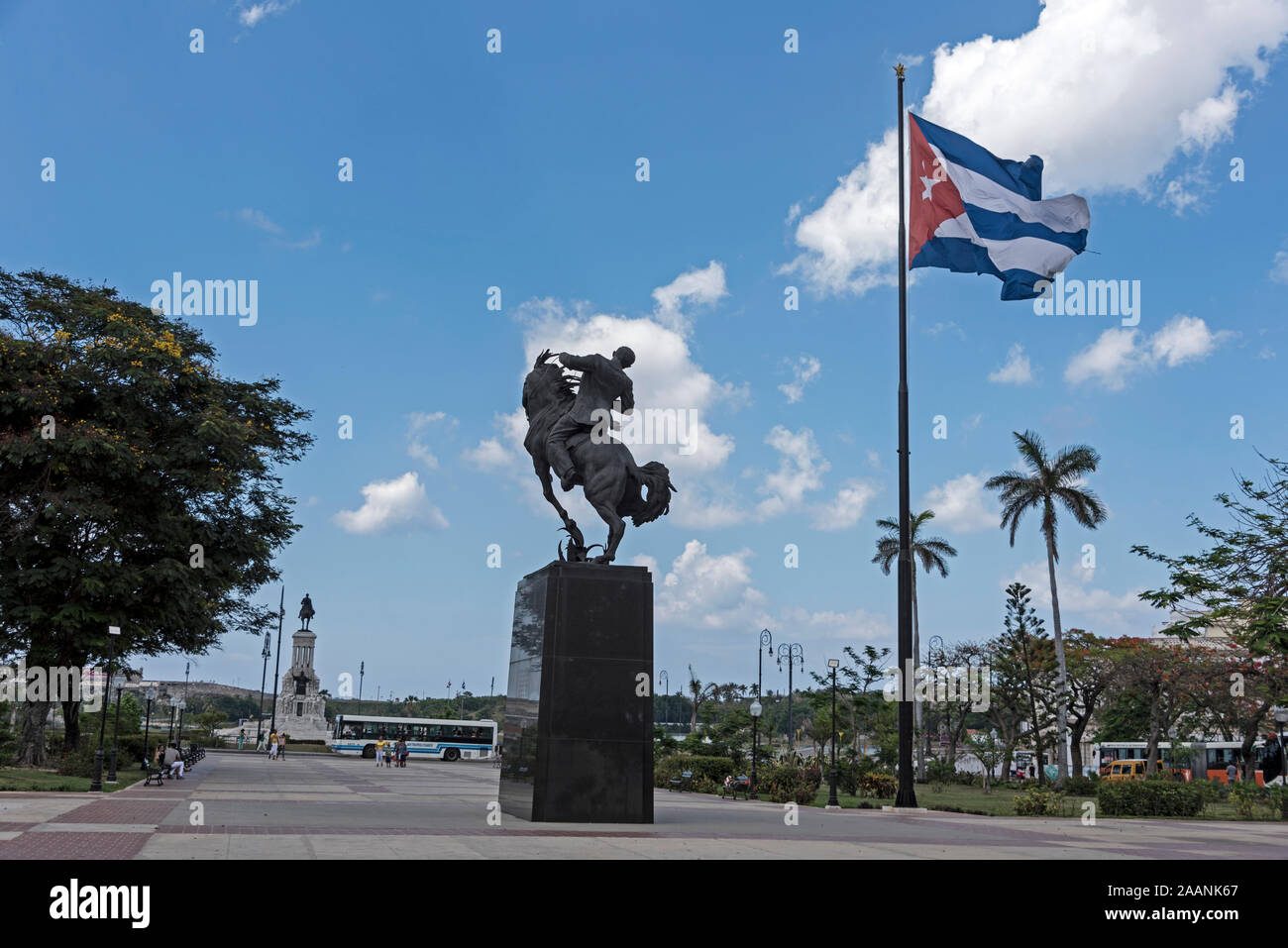 Un monumento in granito nero di José Julián Martí Pérez, eroe nazionale cubano (1853-1895) sul suo cavallo in Plaza 13 de marzo a l'Avana, Cuba. Foto Stock