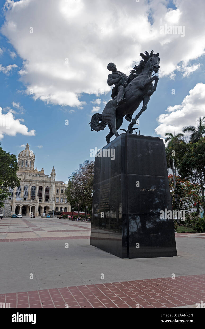 Un monumento in granito nero di José Julián Martí Pérez, eroe nazionale cubano (1853-1895) sul suo cavallo in Plaza 13 de marzo a l'Avana, Cuba. Foto Stock