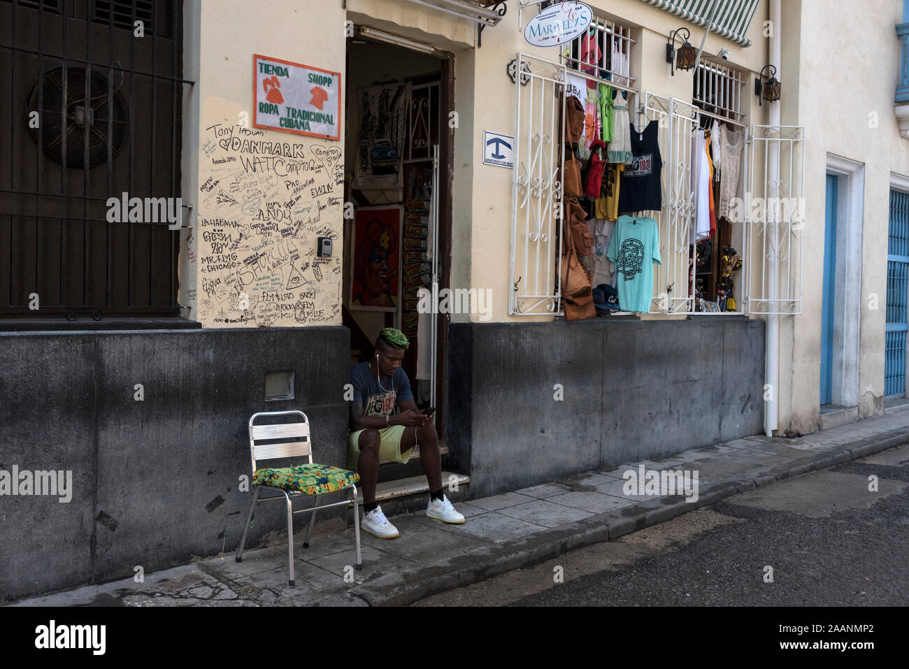Una sala d'ingresso di una casa trasformata in un negozio di souvenir turistico a Empedrado, l'Avana Vecchia, Cuba Foto Stock