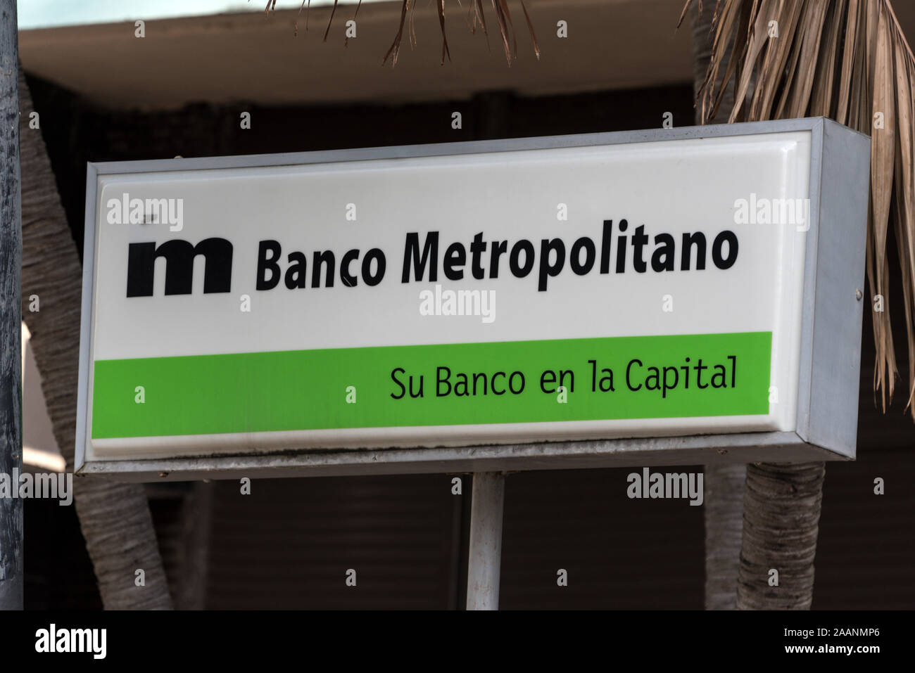 Un segno di M Banco Metropolitano - M Metropolitan Bank ATM in Avana, Cuba. Banche di Cuba sono pochi e distanti tra loro. Foto Stock