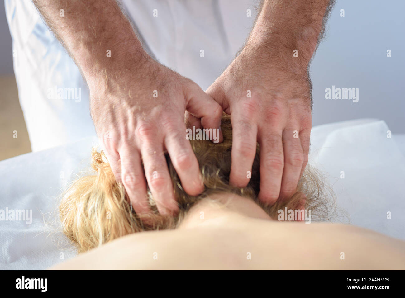 In prossimità di una donna di ricevere massaggio testa a spa. Gestire lo stress che viene fornito con la fine dell'anno, concedetevi il tempo di ripristino. Foto Stock