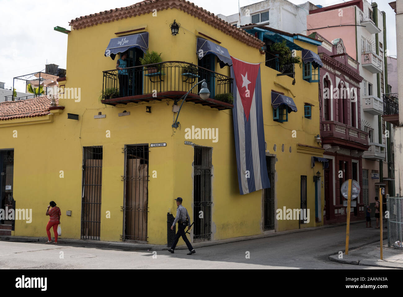 Una grande bandiera cubana è appesa in una casa a Habana Vieja (la città vecchia dell'Avana) a l'Avana, Cuba Foto Stock