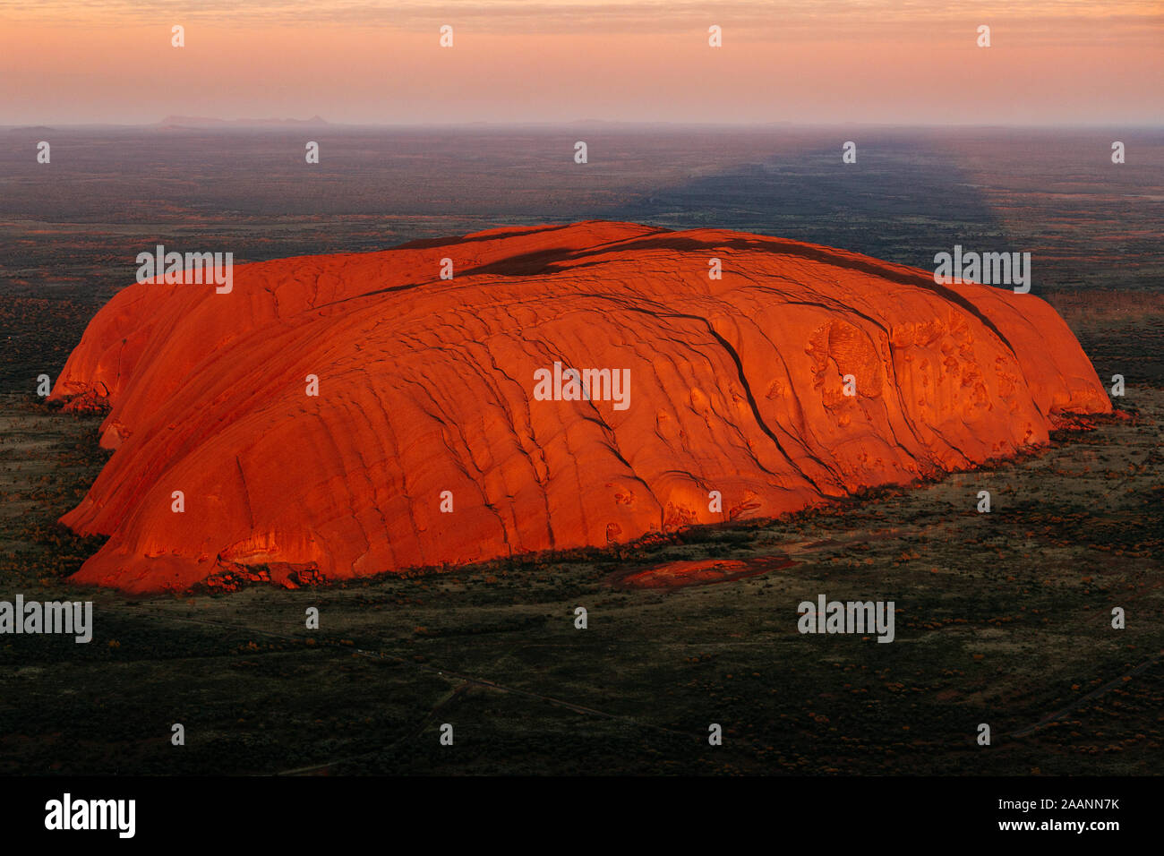 Vista aerea di Uluru all'alba, rosso centro outback, Territorio del Nord, l'Australia Foto Stock