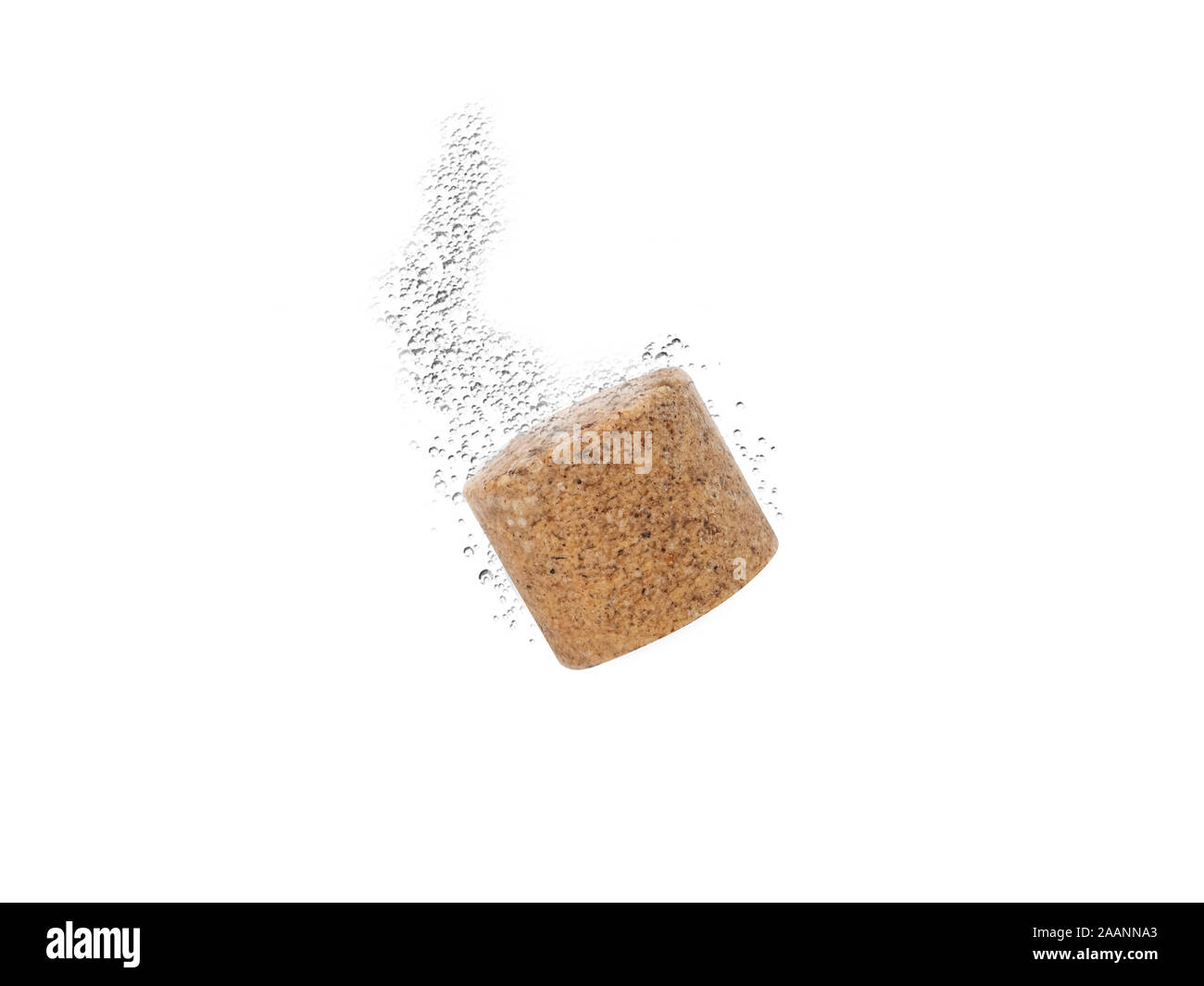 Coir cocco isolato su sfondo bianco. Utilizzato come terreno di crescita o terreno Modifica. Un eccellente suolo organico moderno per piante in crescita. Foto Stock