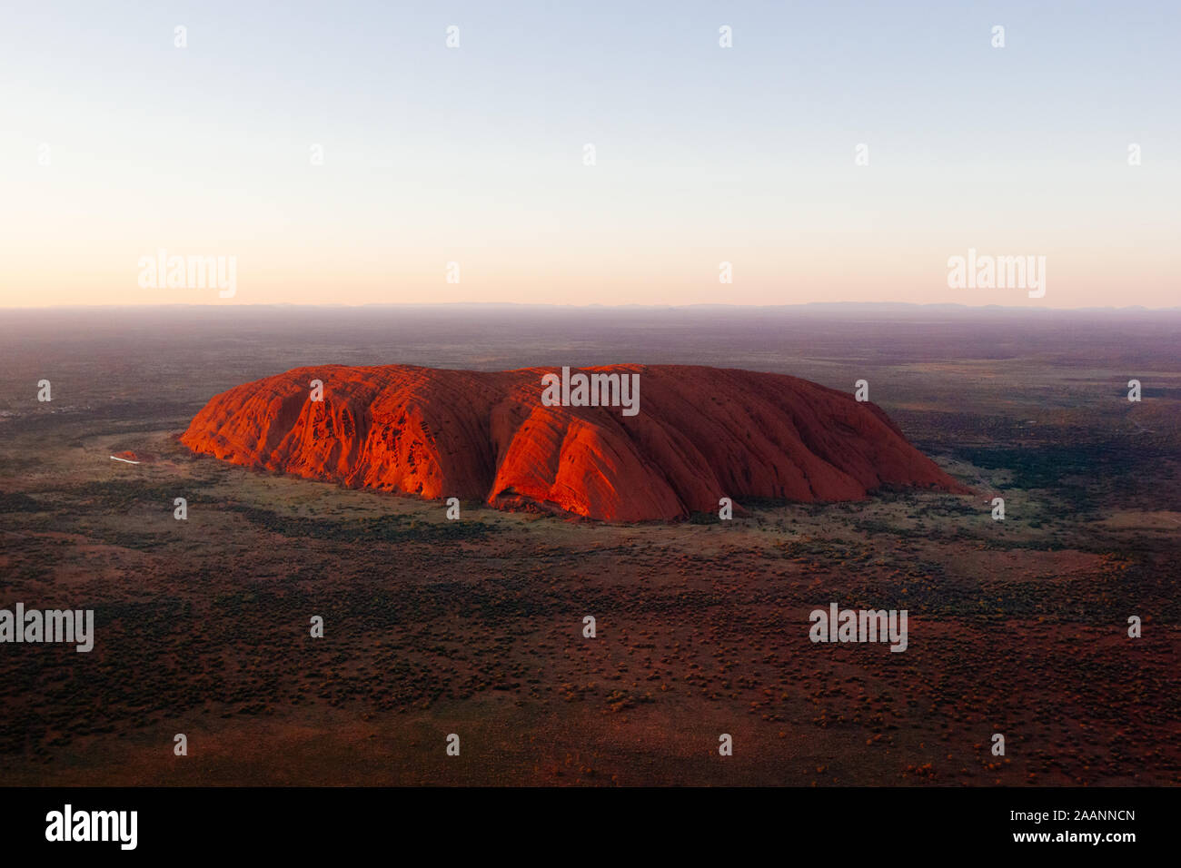 Vista aerea di Uluru all'alba, rosso centro outback, Territorio del Nord, l'Australia Foto Stock