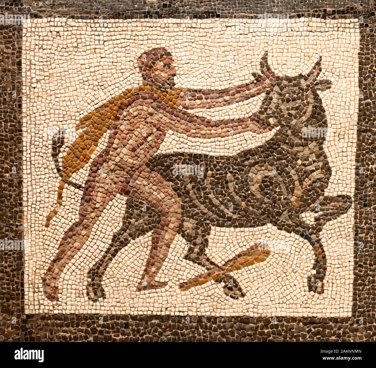 Mosaico raffigurante un dio Ercole in lotta con un toro, la figura di colore marrone su un bianco piastrelle di piccole dimensioni sullo sfondo Foto Stock