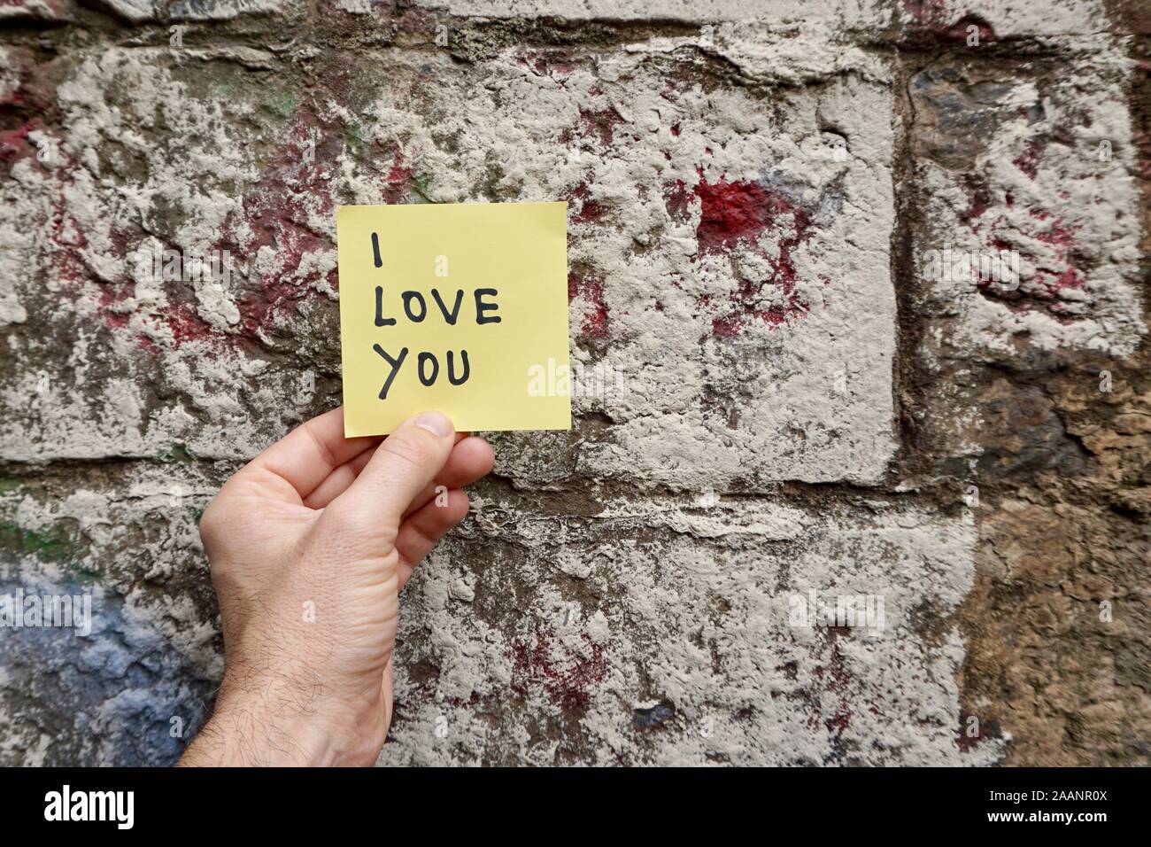 Ti amo messaggio scritto su carta, romantico statemen il giorno di san valentino Foto Stock