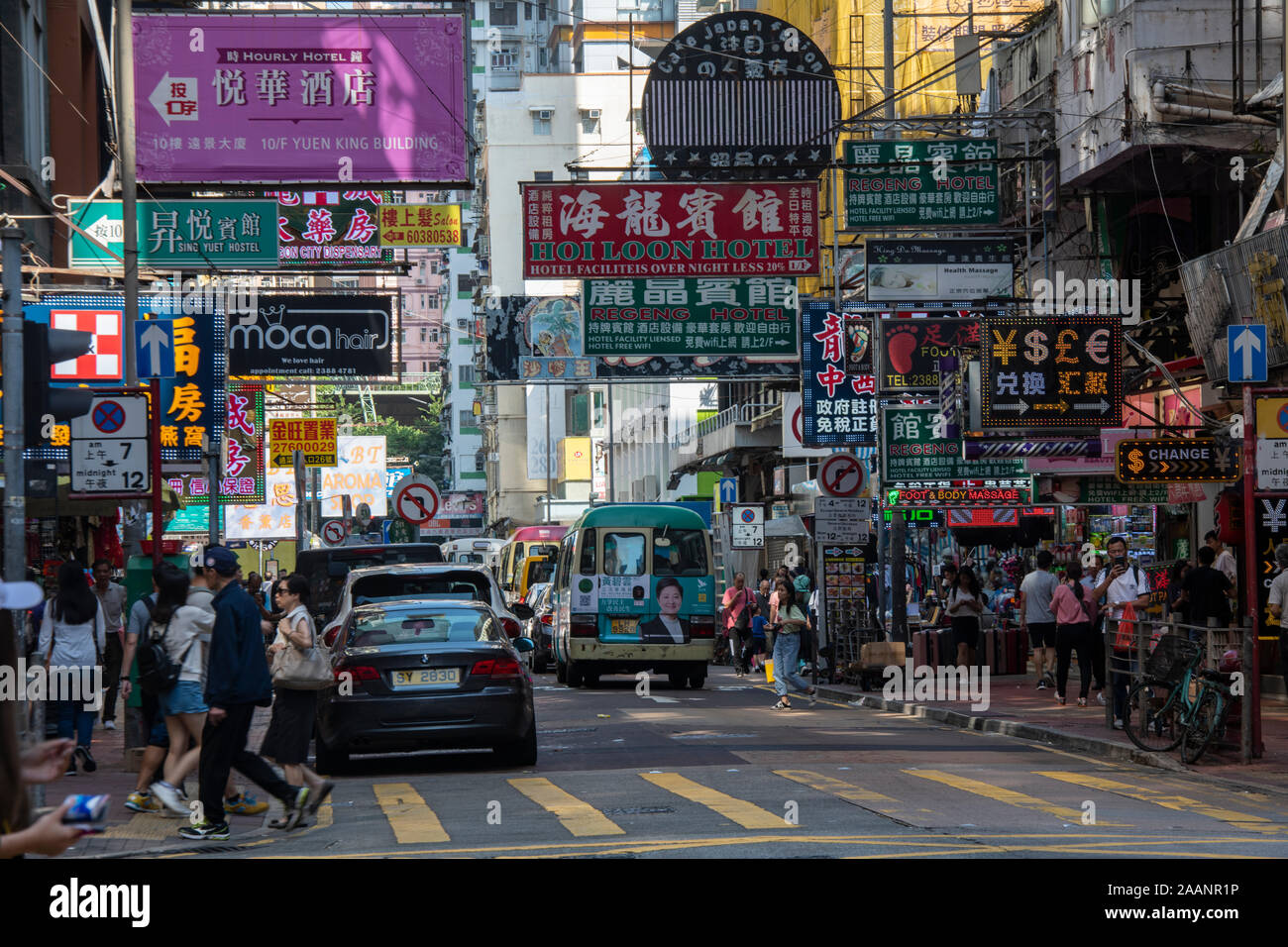 Insegne pubblicitarie negozi e alberghi a Mong Kok, un quartiere dello shopping di Kowloon, Hong Kong Foto Stock