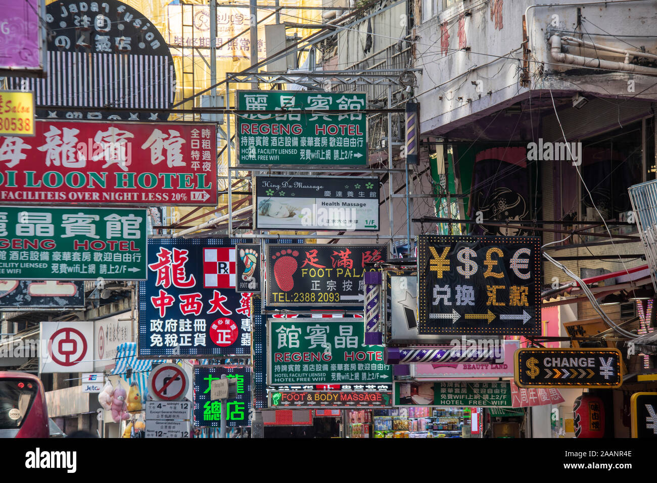 Insegne pubblicitarie negozi e alberghi a Mong Kok, un quartiere dello shopping di Kowloon, Hong Kong Foto Stock