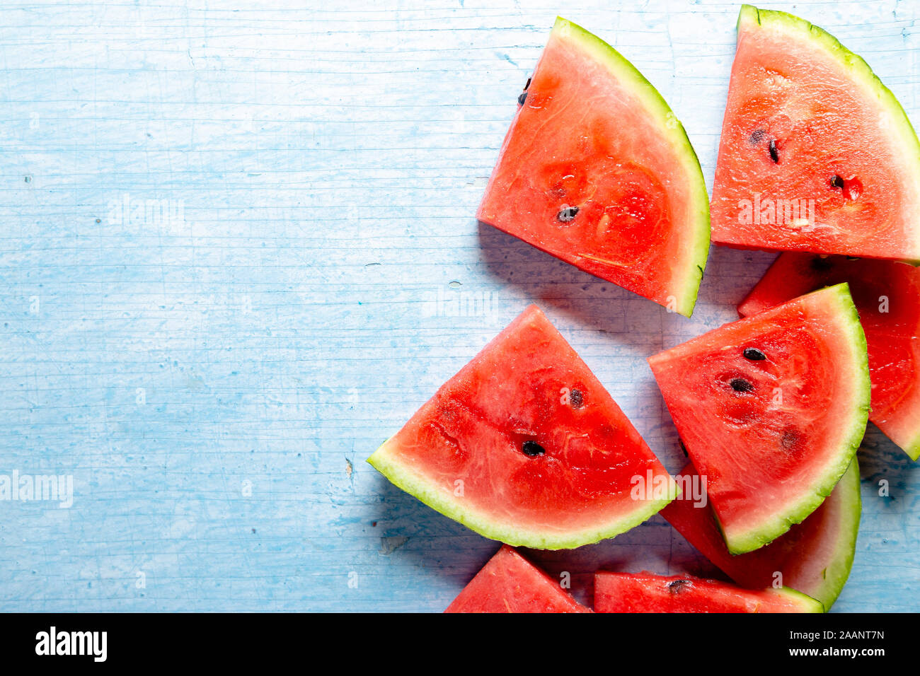 Fette di cocomero fresco su un blu tavolo in legno. Utile come sfondo di cibo Foto Stock