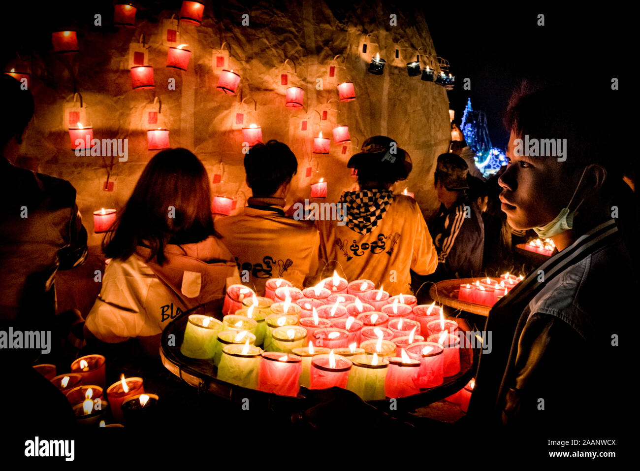 La Birmania - Myanmar - Preparazione e lancio di mongolfiere durante il Balloons Festival, si tiene ogni anno a Taunggyi in stato Shan, Myanmar, durante la luna piena di Tazaungmone, l'ottavo mese del calendario birmano Foto Stock